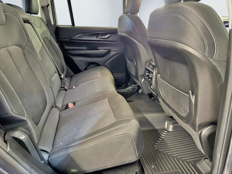 Used 2023 Jeep Grand Cherokee Laredo AWD/4WD image 23