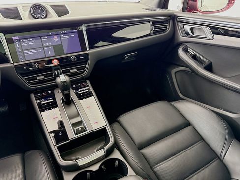 Certified 2025 Porsche Macan image 27