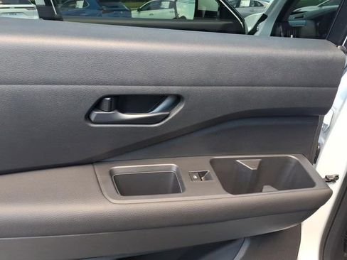 Used 2025 Nissan Pathfinder SV FWD image 5
