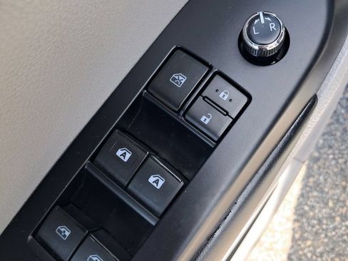 Used 2019 Toyota Highlander Plus AWD/4WD image 12