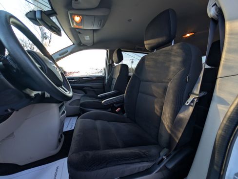 Used 2019 Dodge Grand Caravan SE w/ UConnect Hands-Free Group image 26