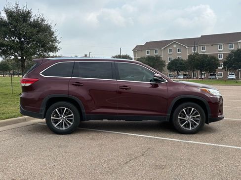 Used 2019 Toyota Highlander XLE image 4