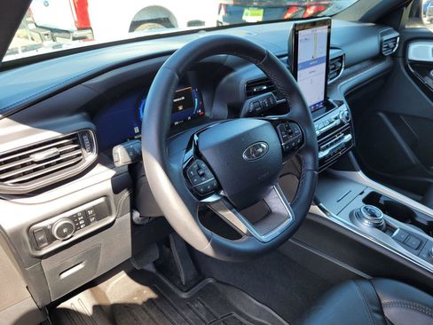 Used 2024 Ford Explorer Platinum w/ Technology Package image 12