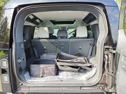 Used 2026 Land Rover Defender 110 S image 13