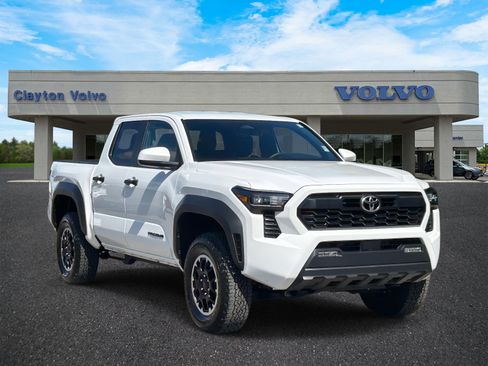Used 2025 Toyota Tacoma SR image 1
