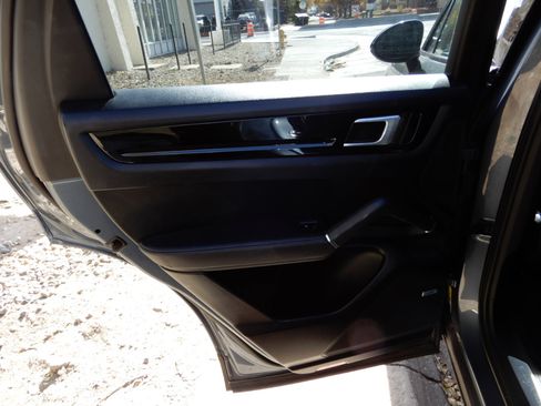 Used 2019 Porsche Cayenne image 23