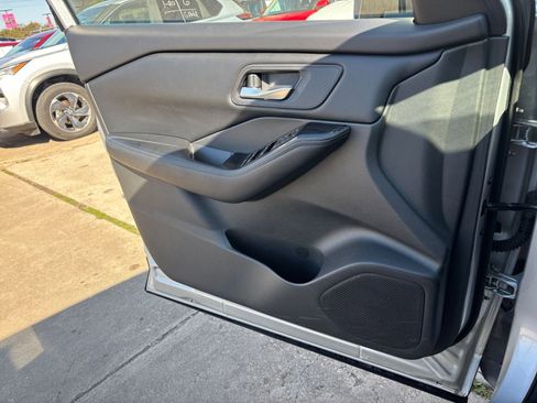 Used 2025 Nissan Rogue SV image 18