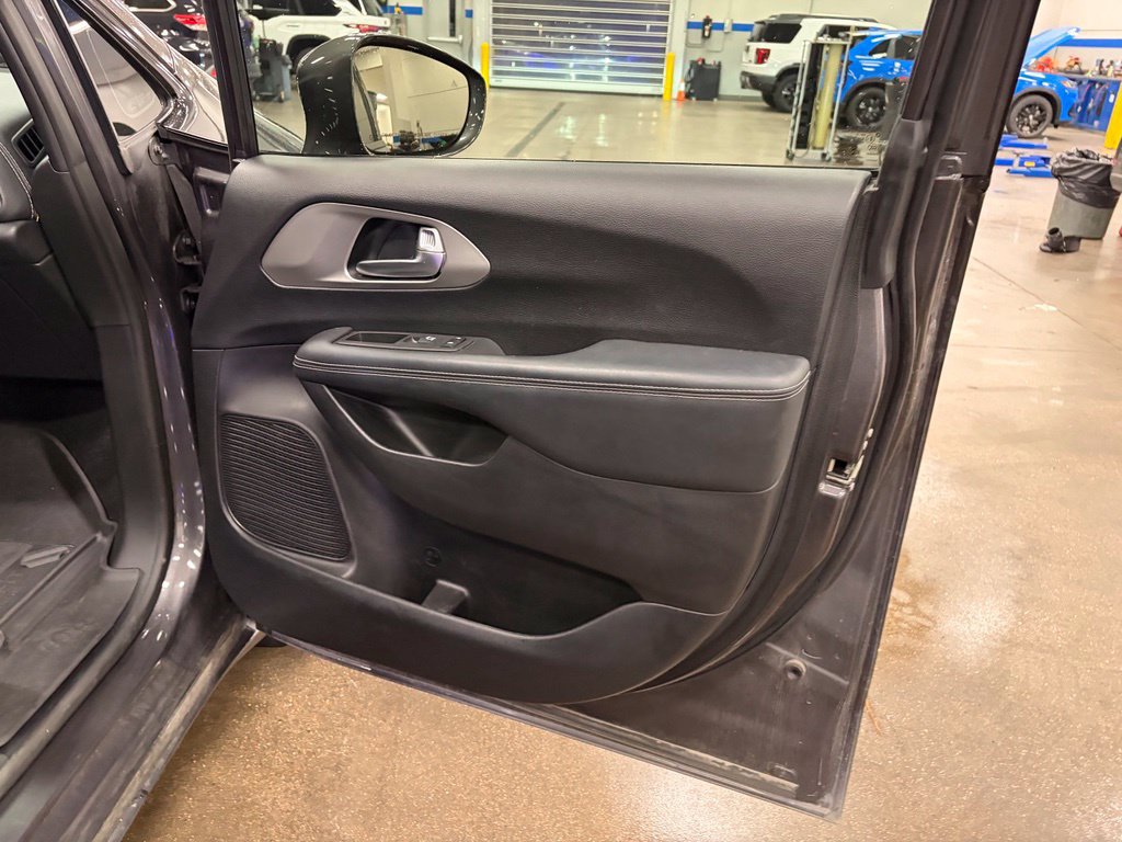 Used 2021 Chrysler Pacifica Limited w/ Uconnect Theater Family Group AWD/4WD image 27
