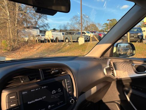 Used 2025 Kia Soul LX w/ LX Technology Package image 35