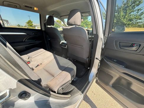 Used 2014 Toyota Highlander LE FWD image 25