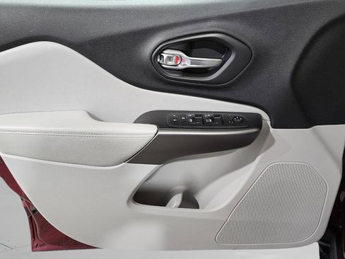 Used 2020 Jeep Cherokee Latitude Plus w/ Cold Weather Group image 20