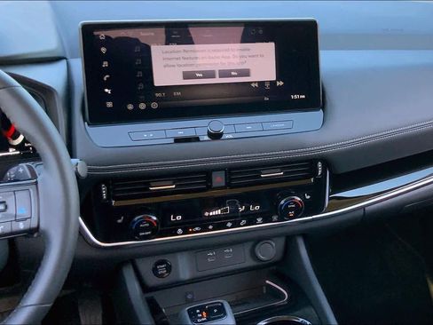 Used 2025 Nissan Rogue SL image 6