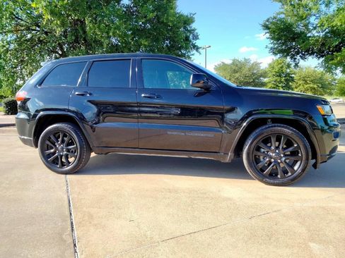 Used 2018 Jeep Grand Cherokee Altitude image 4