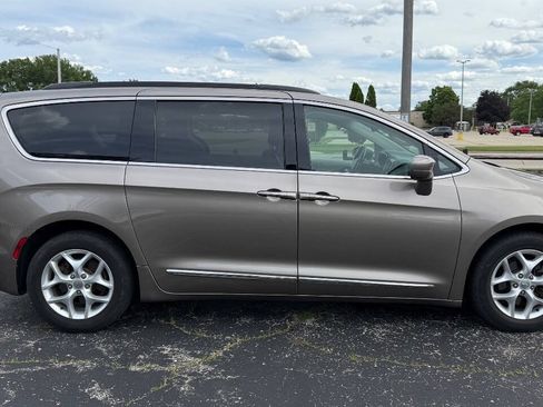 Used 2017 Chrysler Pacifica Touring-L w/ Tire & Wheel Group FWD image 7