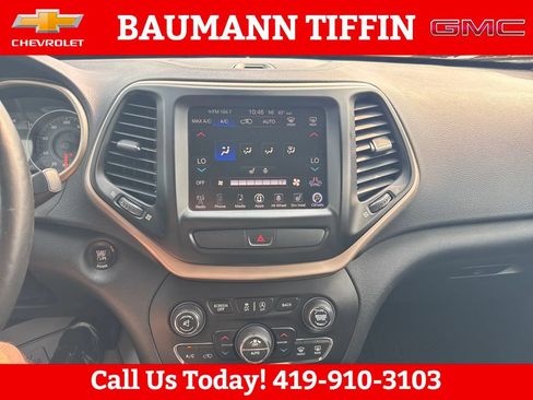 Used 2016 Jeep Cherokee Latitude w/ Comfort & Convenience Group AWD/4WD image 11