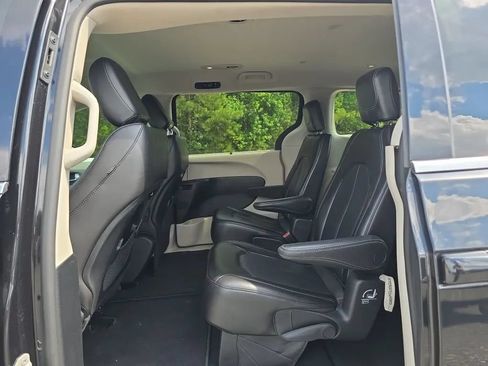 Used 2023 Chrysler Pacifica Touring-L FWD image 37