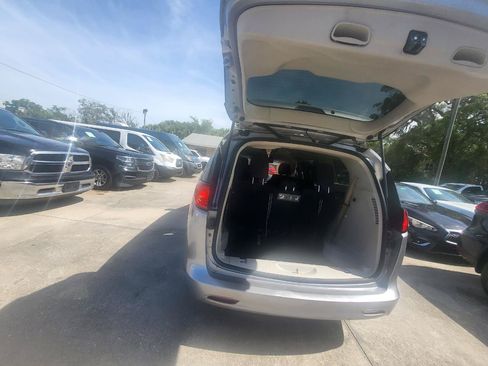 Used 2017 Chrysler Pacifica Touring w/ Tire & Wheel Group FWD image 41