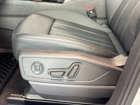 Used 2025 Audi Q5 Premium w/ Convenience Package image 17