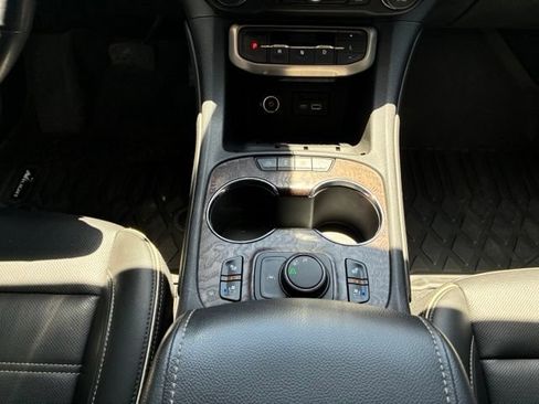 Used 2021 GMC Acadia Denali w/ Denali Technology Package FWD image 17