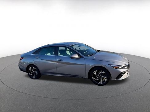 Used 2025 Hyundai Elantra Limited image 2