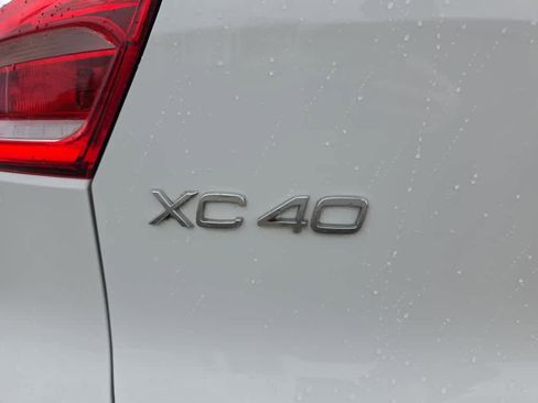 Used 2020 Volvo XC40 T5 Momentum w/ Protection Package Premier image 8