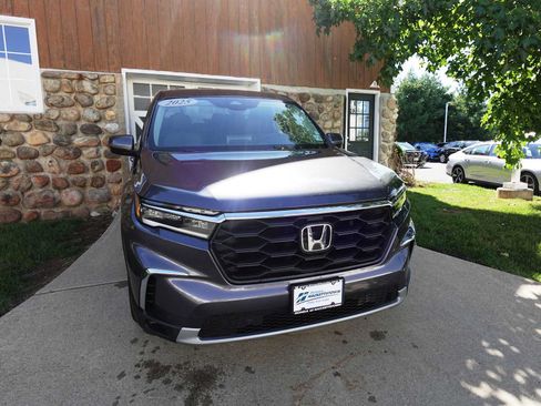 Used 2025 Honda Pilot EX-L image 3