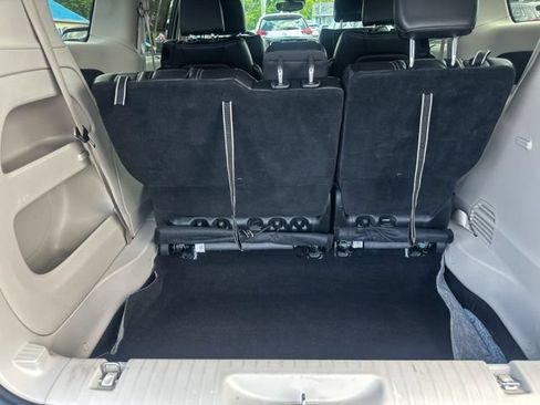 Used 2023 Chrysler Pacifica Touring-L FWD image 23