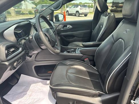Used 2025 Chrysler Pacifica Limited FWD image 31