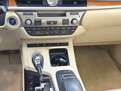 Used 2014 Lexus ES 300h w/ Luxury Package w/Bamboo Trim FWD image 12