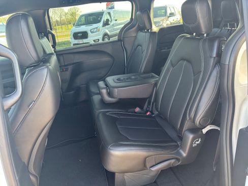 New 2026 Chrysler Pacifica Select image 10