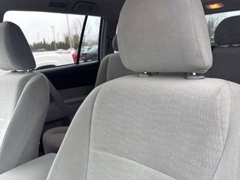 Used 2012 Toyota Highlander 4WD w/ Tech Pkg image 2