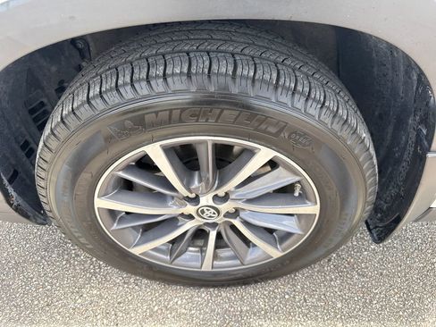 Used 2019 Toyota Highlander XLE image 12