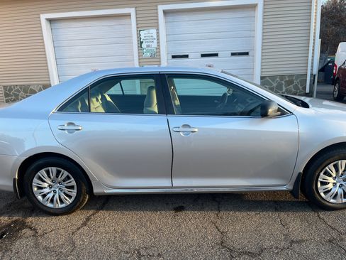 Used 2014 Toyota Camry SE image 4