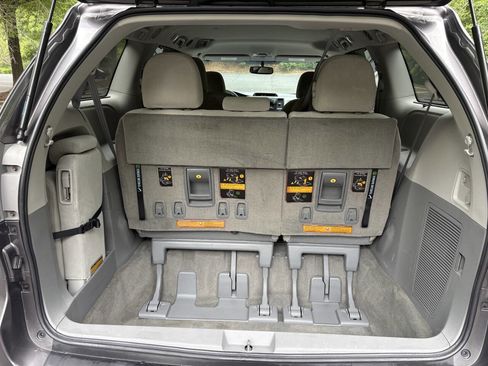 Used 2013 Toyota Sienna LE w/ Towing Pkg FWD image 38