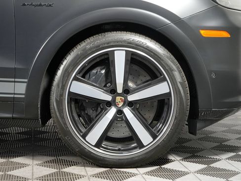Certified 2024 Porsche Cayenne Turbo AWD/4WD image 19