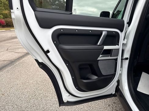 New 2024 Land Rover Defender 130 X-Dynamic SE image 12