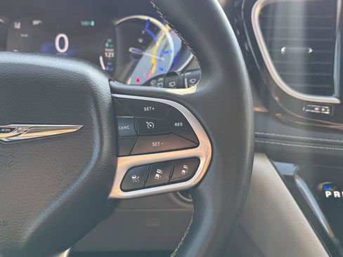 Used 2022 Chrysler Pacifica Touring-L image 30