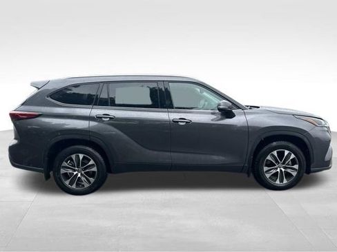 Used 2021 Toyota Highlander XLE AWD/4WD image 6