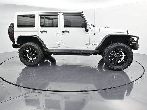Used 2017 Jeep Wrangler Unlimited Sahara w/ Max Tow Package AWD/4WD image 9