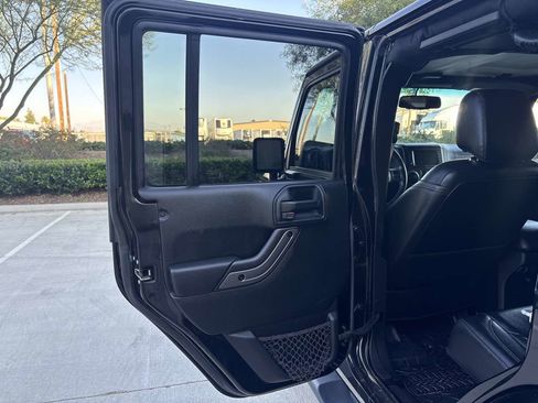 Used 2018 Jeep Wrangler Unlimited Sahara image 11
