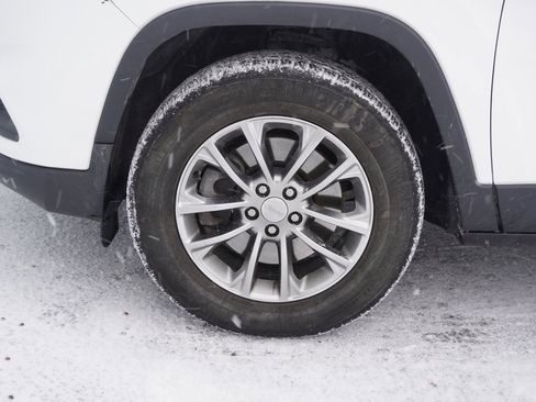 Used 2020 Jeep Cherokee Latitude Plus w/ Cold Weather Group image 6