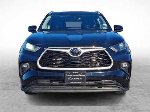 Used 2023 Toyota Highlander XLE w/ Protection Package #3 (TMS) AWD/4WD image 2