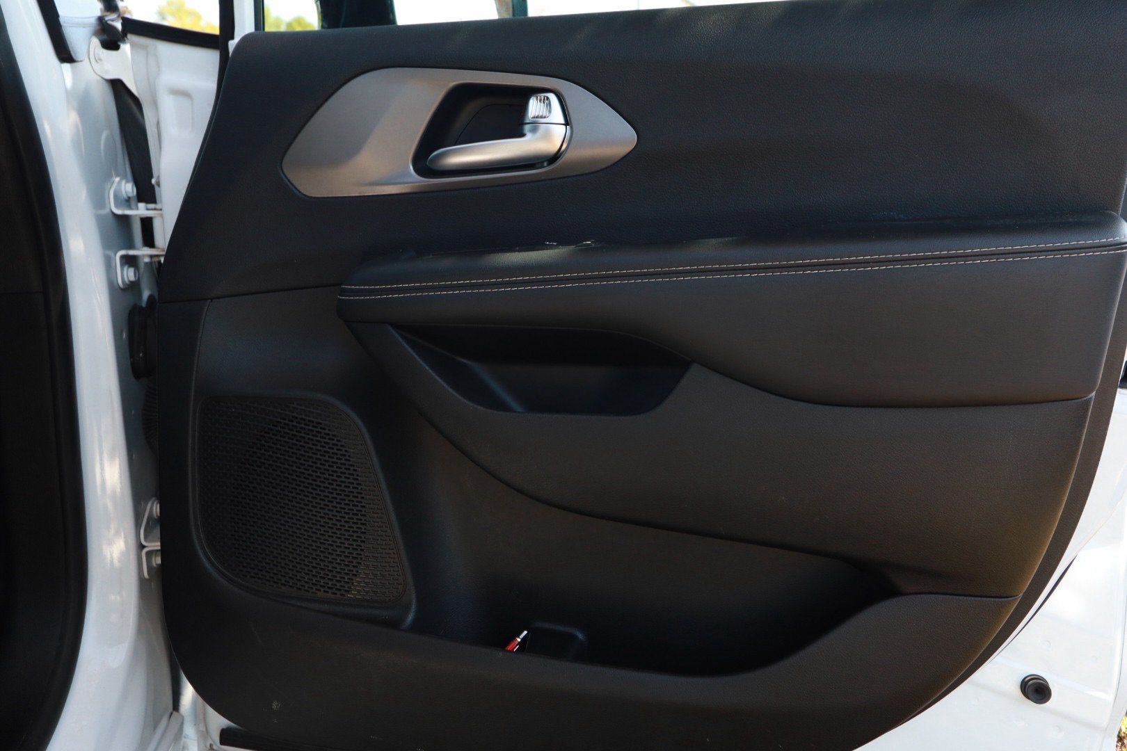 Used 2025 Chrysler Pacifica Select FWD image 30