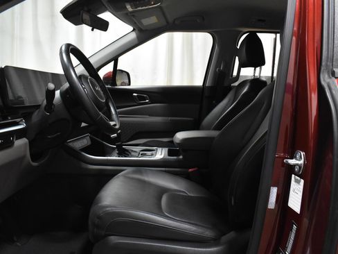 Used 2025 Kia Carnival FWD image 8