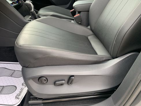 Used 2023 Volkswagen Tiguan SE w/ Panoramic Sunroof Package FWD image 11