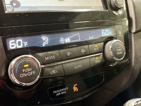 Used 2017 Nissan Rogue SV w/ SV Premium Package AWD/4WD image 16