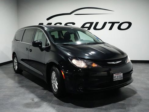 Used 2023 Chrysler Voyager LX image 5