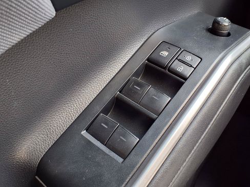 Used 2023 Toyota Highlander L FWD image 11