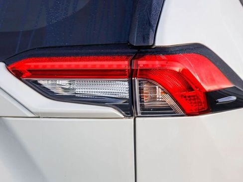 Used 2022 Toyota RAV4 SE image 10