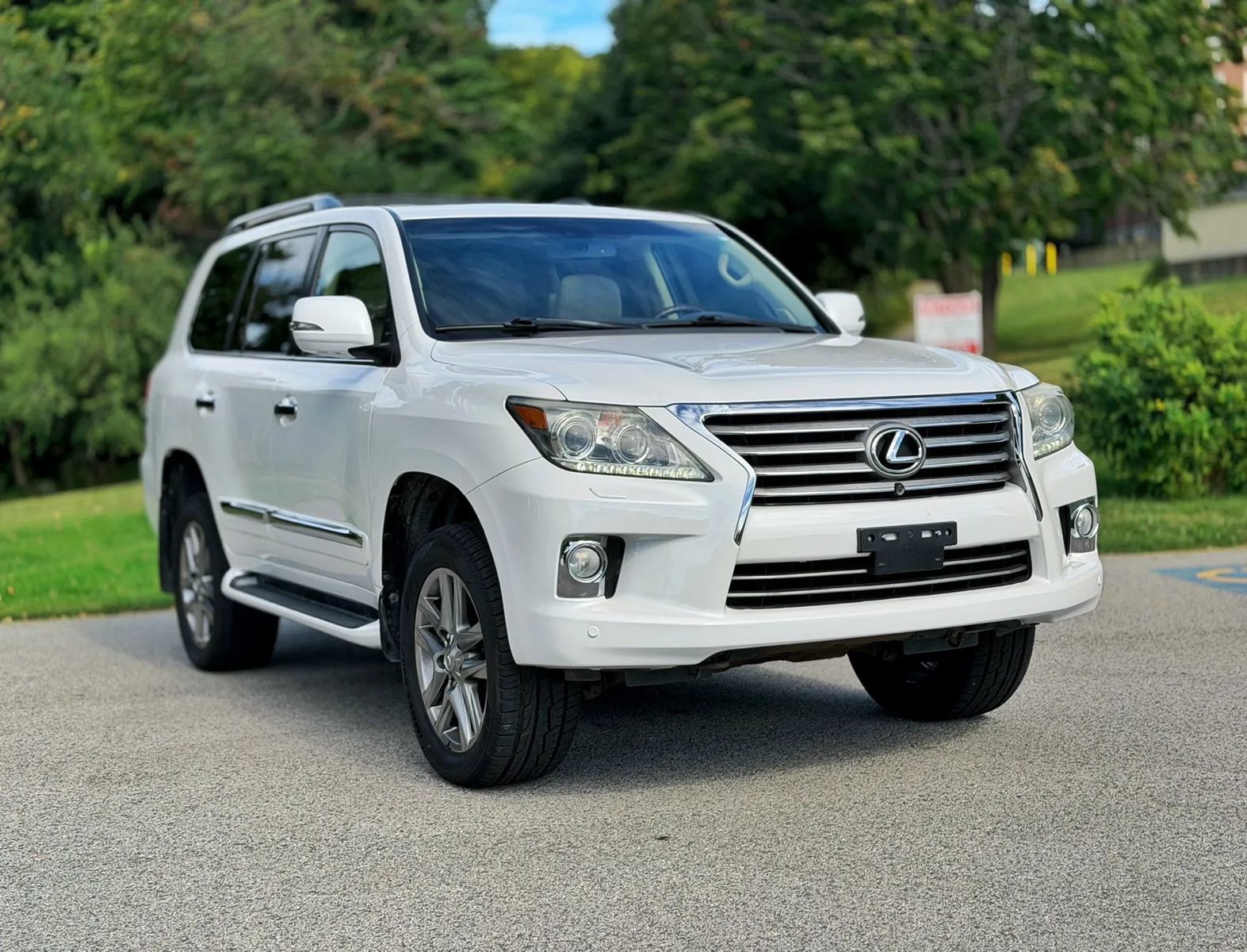 Used 2013 Lexus LX 570 4WD w/ Luxury Pkg image 16